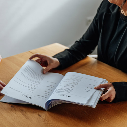 Arbeitsunterlagen auf einem Tisch