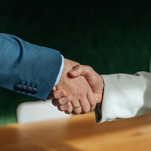 Händedruck zwischen zwei Personen